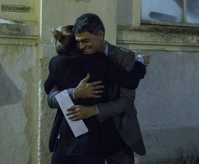 Eduardo Moscovis abraça a diretora de núcleo no intervalo das gravações. O ator interpreta Orlando em A Regra do Jogo (Foto: Ellen Soares/ Gshow)