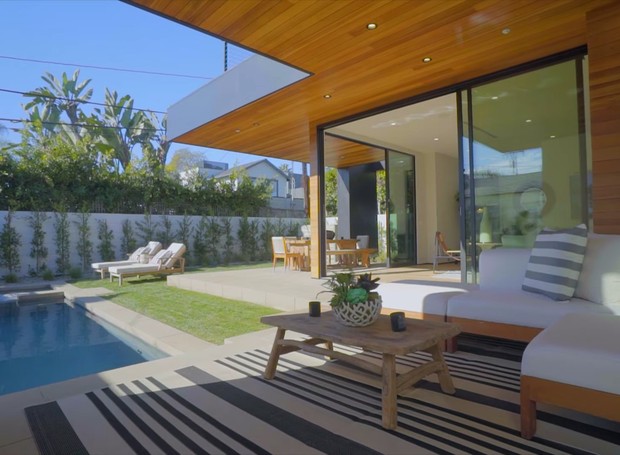 John Legend e Chrissy Teigen compram casa de R$ 27,5 milhões em Los Angeles (Foto: Reprodução/Instagram/YouTube/Illulian Realty)
