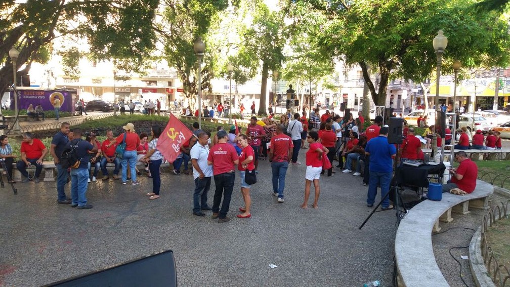 Manifestação contra o julgamento de Lula em Vitória (Foto: Caíque Verli/ CBN Vitória)