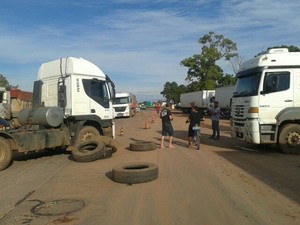 Com ampliação dos bloqueios, BR-364 em Cuiabá também foi interditada (Foto: Assessoria/ PRF-MT)