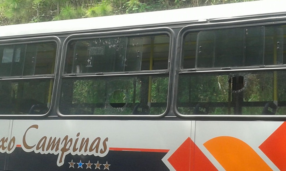 Passageiro apedreja ônibus em Campo Limpo Paulista (SP) — Foto: Arquivo Pessoal