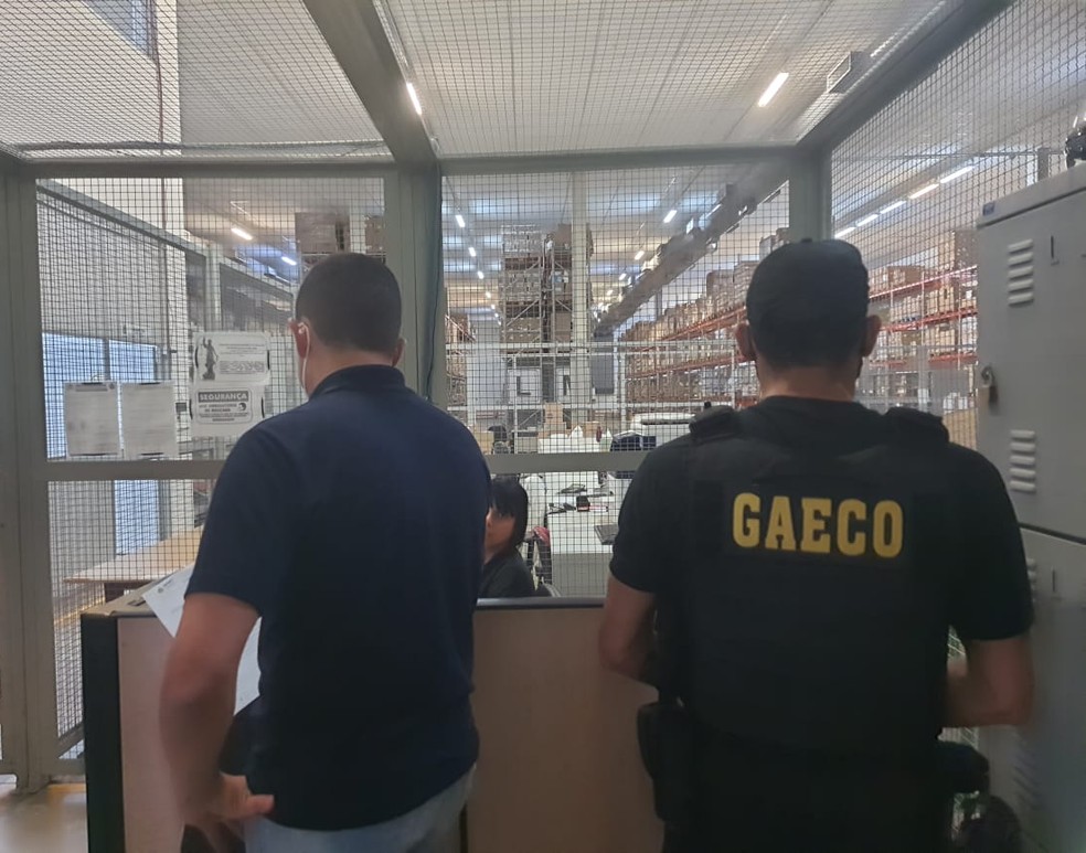 Ação do MPMT no Centro de Distribuição  foi acompanhada do CRM e CRF — Foto: MPMT