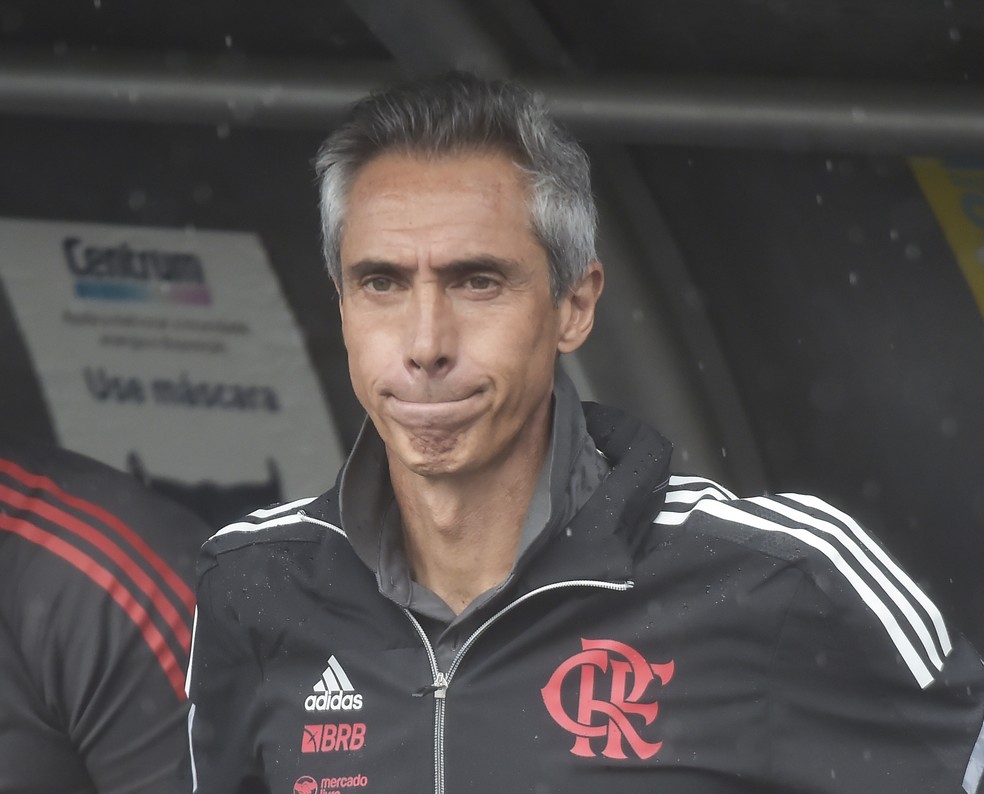 Paulo Sousa observa atuação do Flamengo — Foto: André Durão