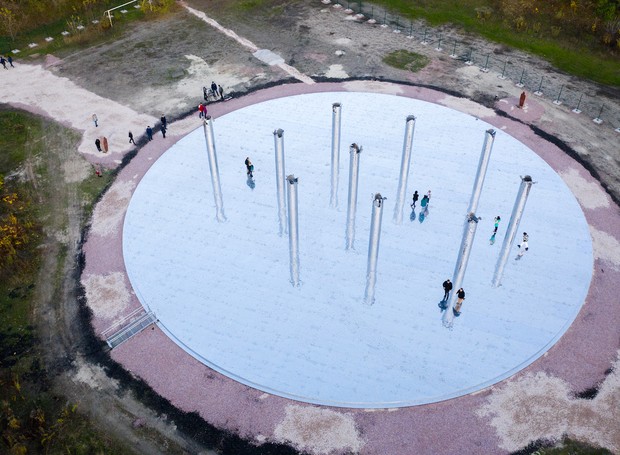 A instalação Mirror Field no complexo Babyn Yar, na Ucrânia, que lembra as vítimas do Holocausto (Foto: Maxym Demidenko-Rayzman e Denis Shabanov / Mirror Field)