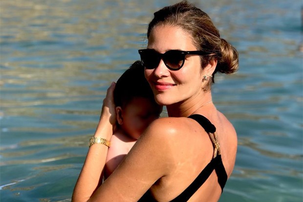 Na Grécia, Ana Beatriz Barros posa com o filho, Karim - Quem