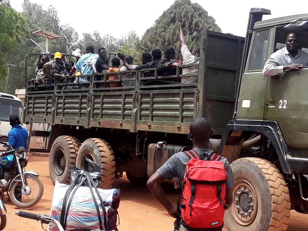 No sábado (13), estudantes do Colégio Federal de Mecanização Florestal foram resgatados por militares e levados a um estacionamento de ônibus em Kaduna, na Nigéria — Foto: Reuters