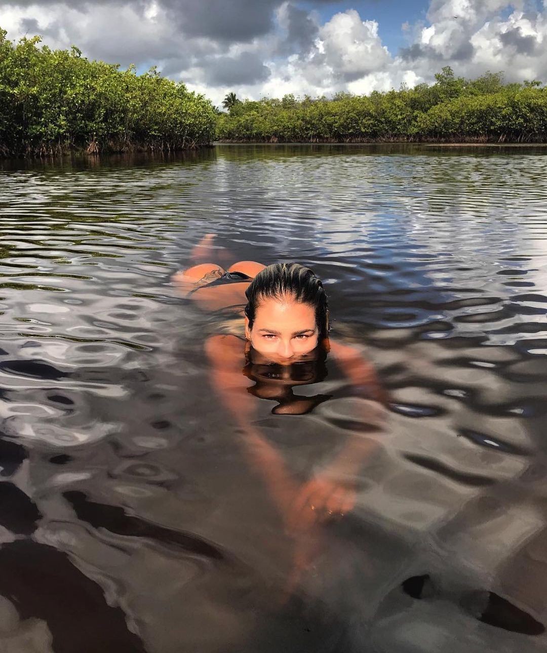 Yasmin Brunet posta banho de rio (Foto: reprodução/ Instagram)