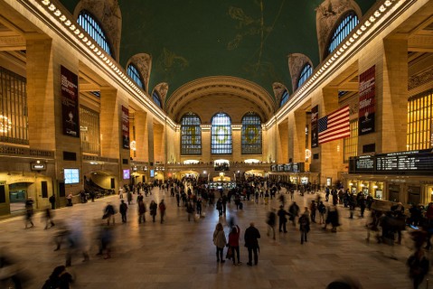 Grand Central Terminal, em Nova York, nos Estados Unidos. Projeto dos escritórios de arquitetura Reed and Stern e Warren and Wetmore