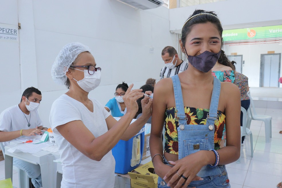 Adolescente recebe vacina em Manaus — Foto: Divulgação