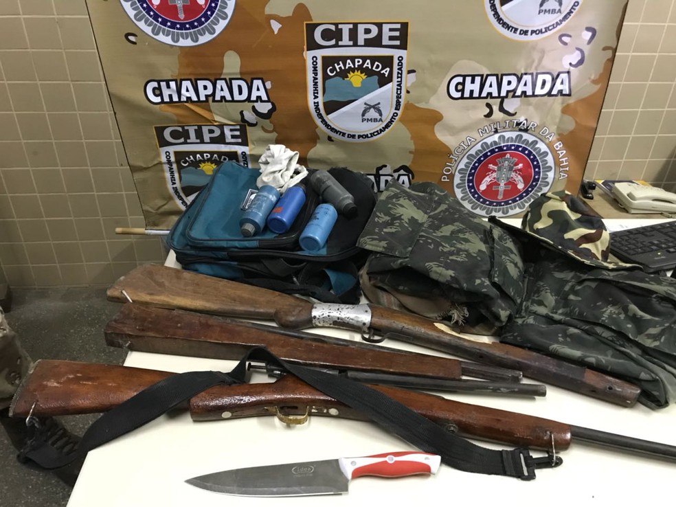 Armas apreendidas com suspeito de manter a mulher em cárcere privado na Bahia (Foto: SSP/ Divulgação)