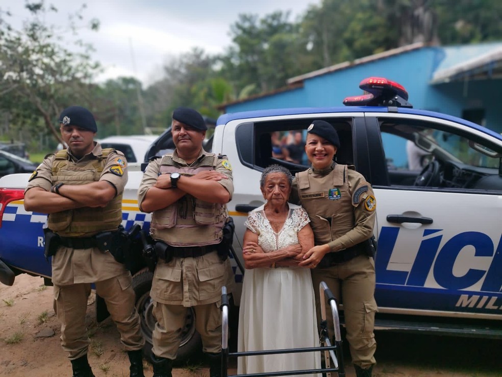 Dona Noeme chegou na festa de aniversário de viatura e todos aplaudiram — Foto: Divulgação