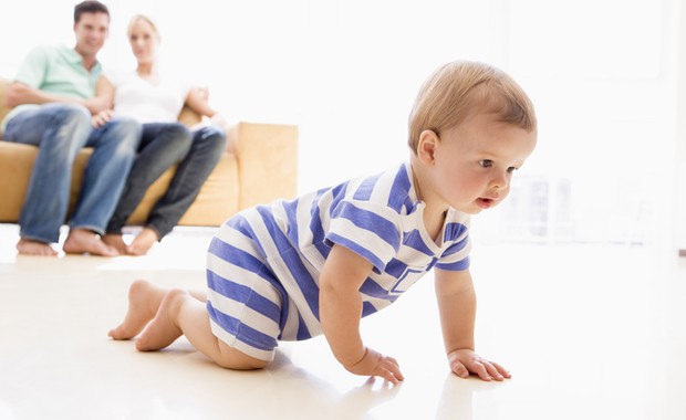 Bebê engatinhando na sala (Foto: Shutterstock)