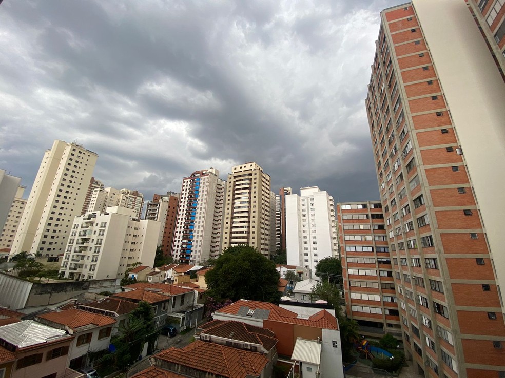 Chuva se aproxima na região da Vila Mariana, na Zona Sul da capital paulista — Foto: Patrícia Figueiredo/g1