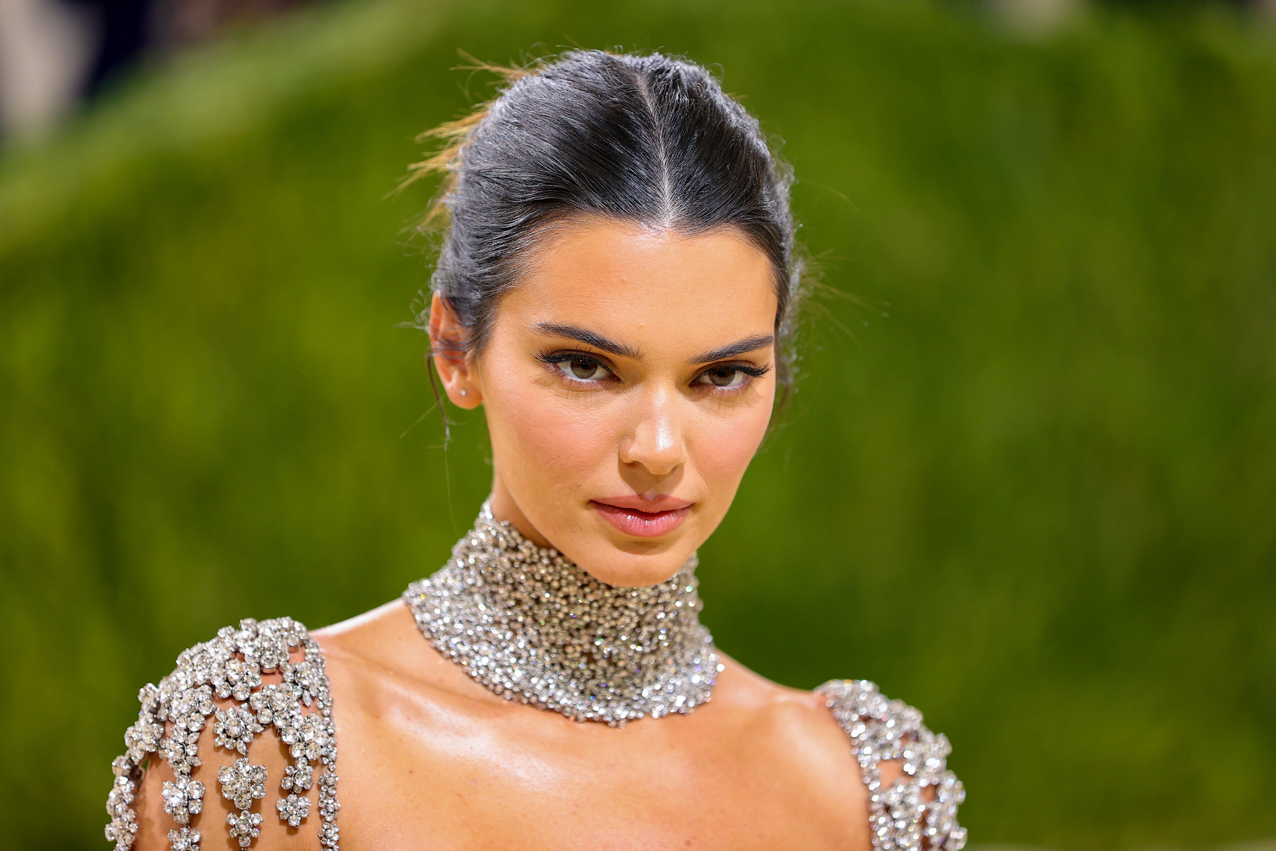 MET Gala 2021: Kendall Jenner aposta em transparência e brilho para o baile - Quem | QUEM News