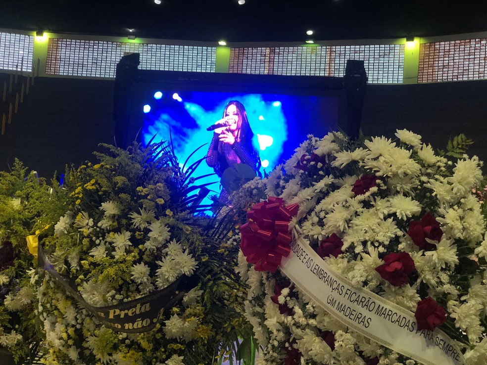 Coroa de Flores em homenagem à Paulinha Abelha — Foto: Leonardo Barreto/ g1