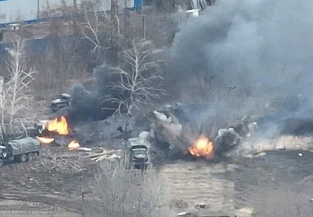 Vehículos militares rusos marcados con el símbolo V bombardeados por tropas ucranianas (Foto: Security Service of Ukraine, CC BY 4.0 <https://creativecommons.org/licenses/by/4.0>, via Wikimedia Commons)