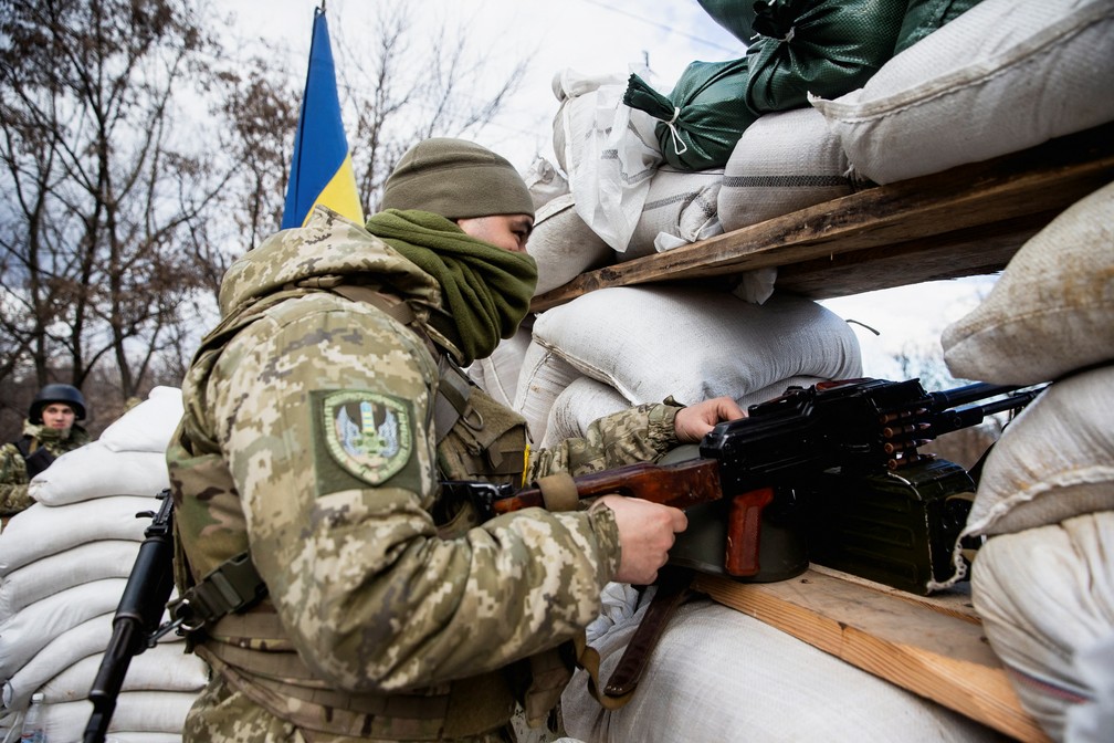 27 de fevereiro - Militar ucraniano em um ponto de controle perto da cidade de Zhytomyr — Foto: Viacheslav Ratynskyi/Reuters