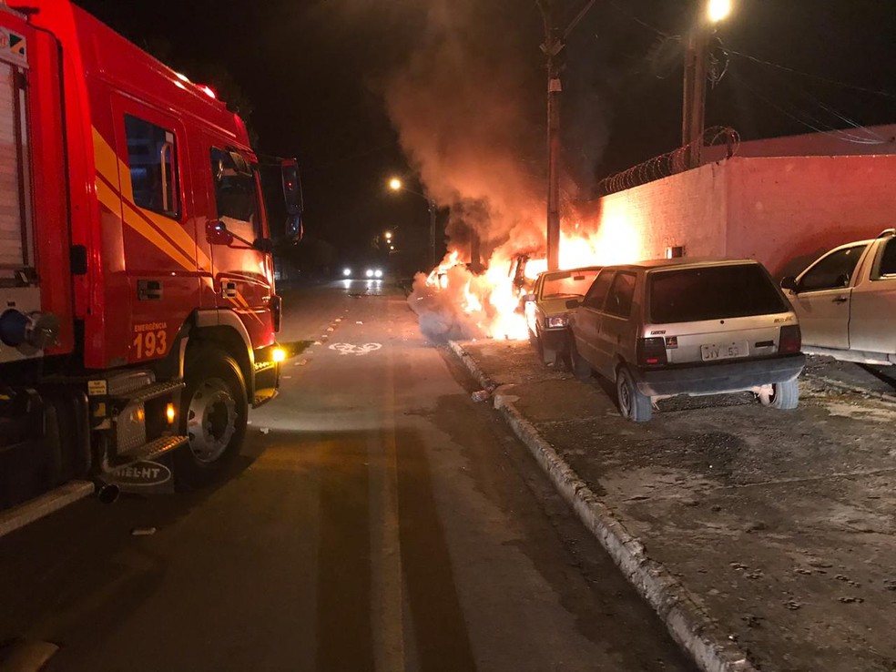 Quatro carros apreendidos são incendiados em lateral de delegacia em Sorriso — Foto: Polícia Civil de Mato Grosso/Divulgação