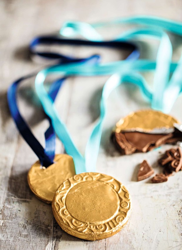 Todo convidado é um campeão! Medalhas de chocolate Sweet Brazil  (Foto: Elisa Correa/Editora Globo)