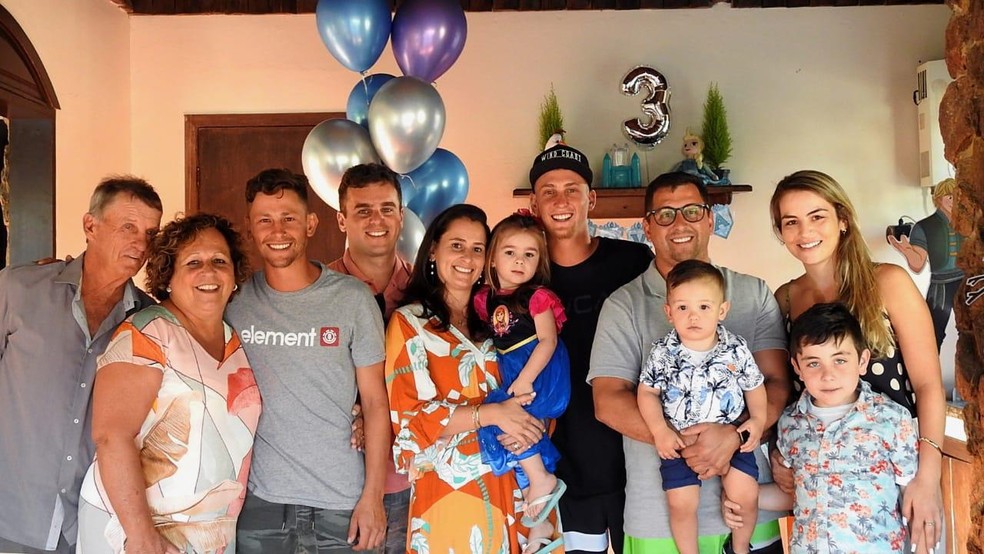 Alvaro (à esquerda) com a família em Palmares do Sul. — Foto: Arquivo pessoal