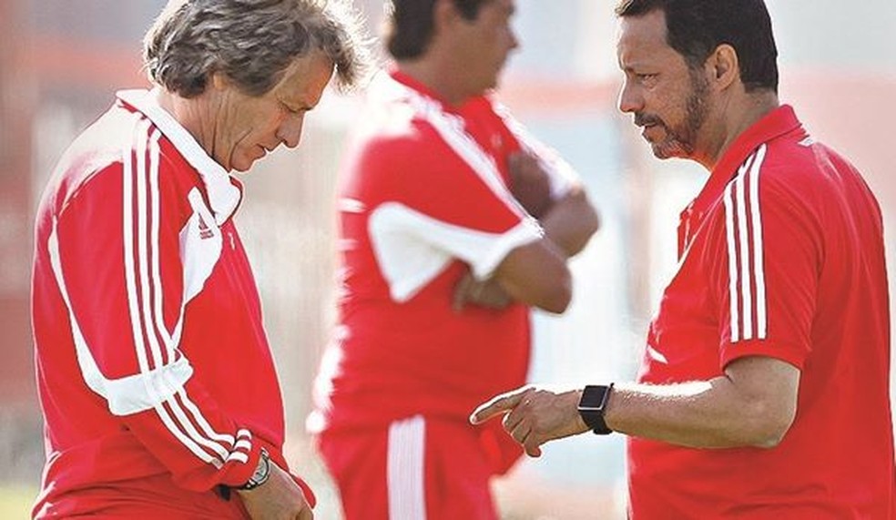 Jorge Jesus com o brasileiro Evandro Mota no Benfica — Foto: Arquivo
