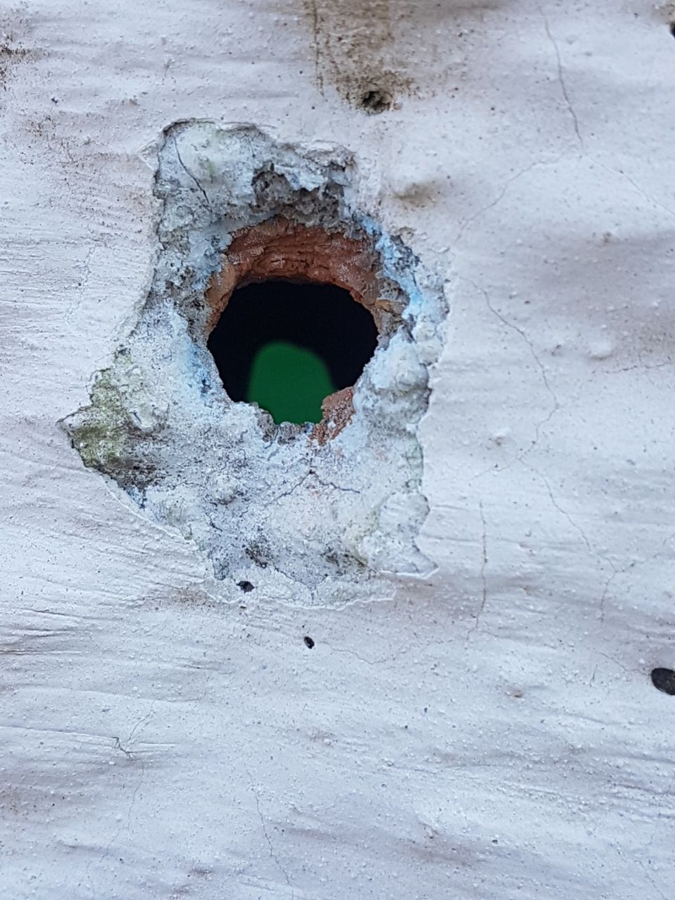 Marcas de tiros que ficaram nas paredes apÃ³s ataque de traficantes em Angra dos Reis, diz polÃ­cia (Foto: DivulgaÃ§Ã£o/PolÃ­cia Civil)