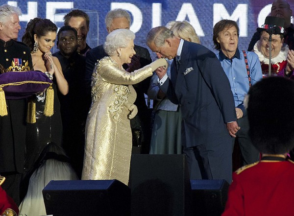 Rainha Elizabeth II tem a mão beijada pelo príncipe Charles (Foto: Getty Images)