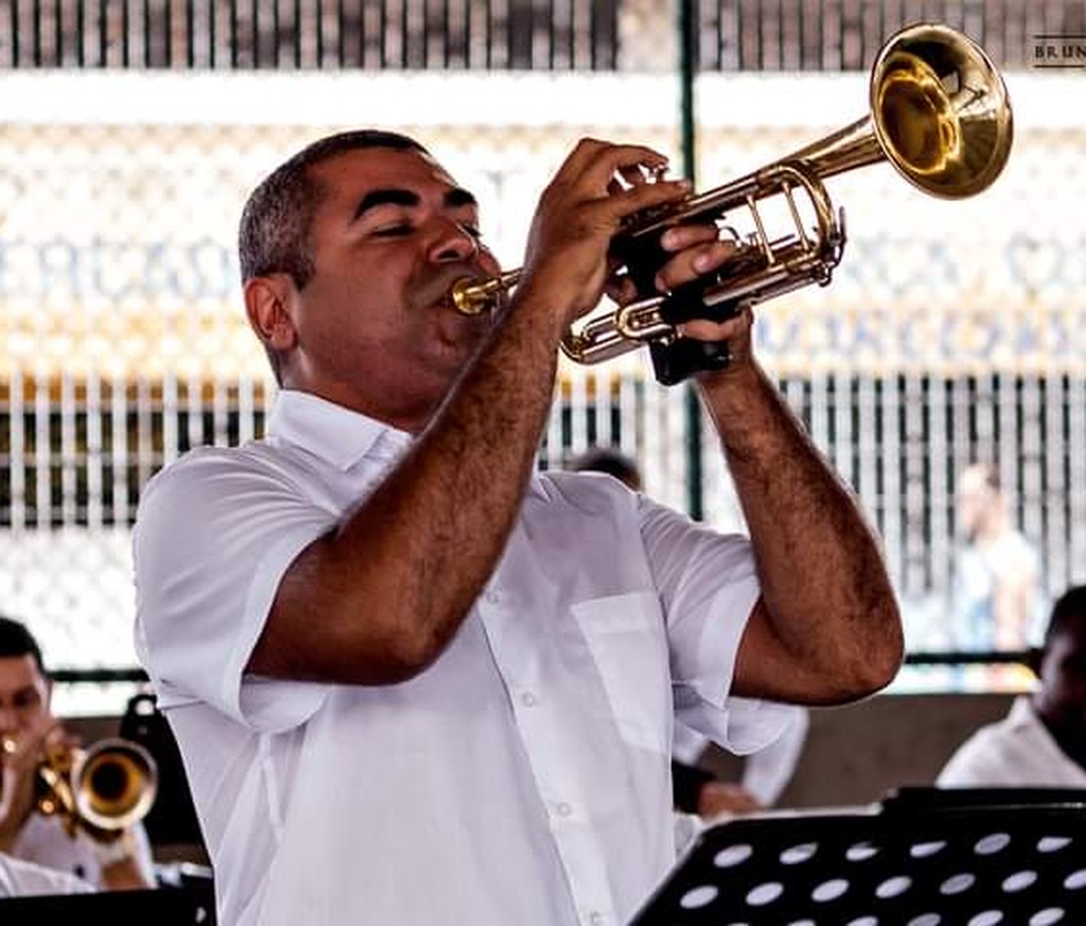 Alessandro é membro da Orquestra Municipal de Guarujá, SP — Foto: Bruna Assumpção