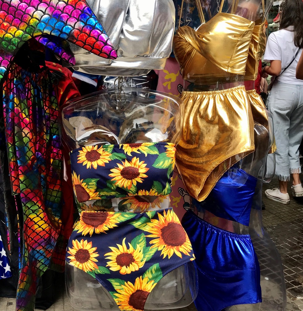 Hotpants e maiôs para fantasia de carnaval à venda na Rua 25 de Março, no Centro de SP — Foto: Renata Bitar/G1