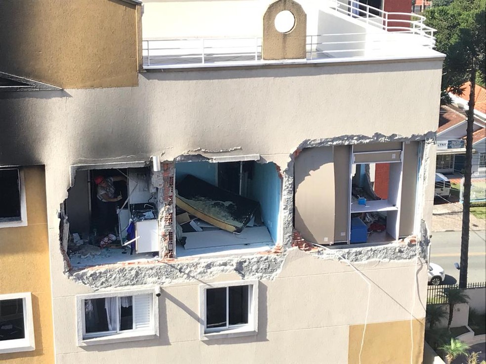 Policiais fazem perÃ­cia no apartamento onde explosÃ£o deixou uma crianÃ§a morte e trÃªs pessoas feridas â€” Foto: Anderson Grossl/RPC