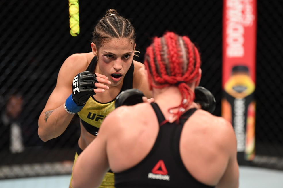 Poliana Botelho apresentou um inchaço no olho direito no UFC Ortega x Zumbi Coreano — Foto: Getty Images