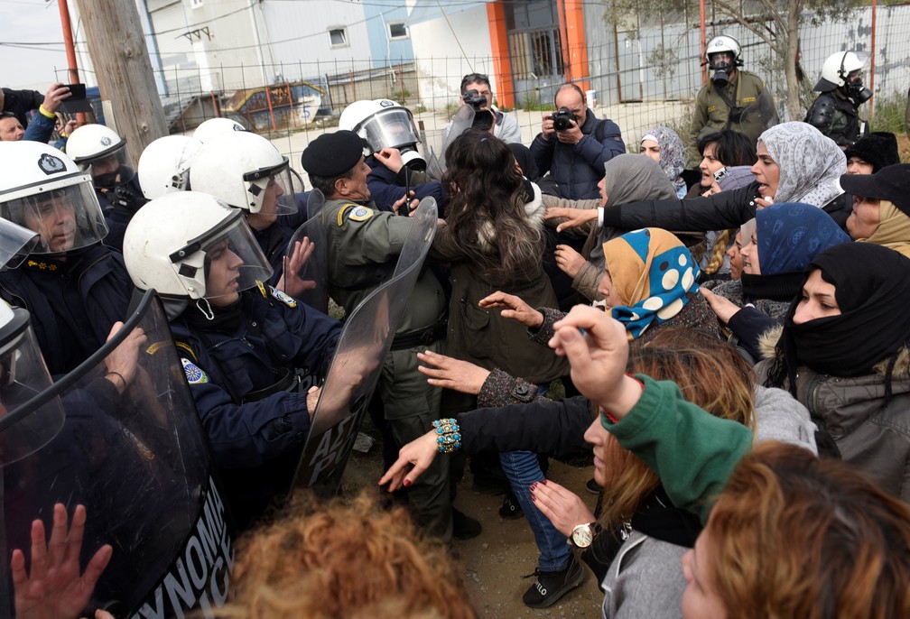 Imigrantes entraram em confronto com a polícia grega nesta sexta (5), durante tentativa de atravessar a fronteira do país em direção ao norte da Europa. — Foto: Alexandros Avramidis/Reuters