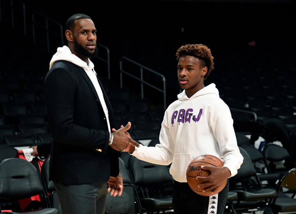 LeBron e filho mais velho, Bronny James, podem dividir quadras a partir de 2023 — Foto:  Kevork Djansezian/Getty Images