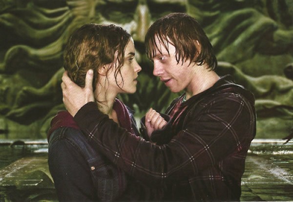 Emma Watson e Rupert Grint no aguardado beijo de Rony e Hermione (Foto: Divulgação)