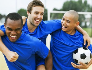 5 benefícios de jogar futebol com os amigos