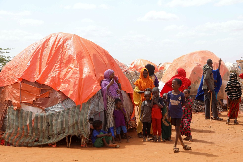 Crianças em campo para refugiados internos na região do Gedo, na Somália, em maio de 2022. — Foto: Feisal Omar/ Reuters