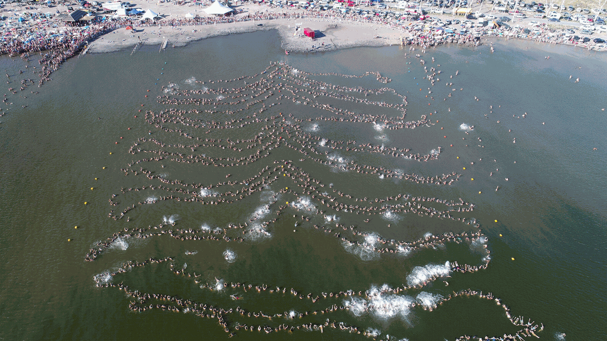 Argentina bate recorde mundial de mais pessoas boiando de m&atilde;os dadas |  Planeta Bizarro | G1