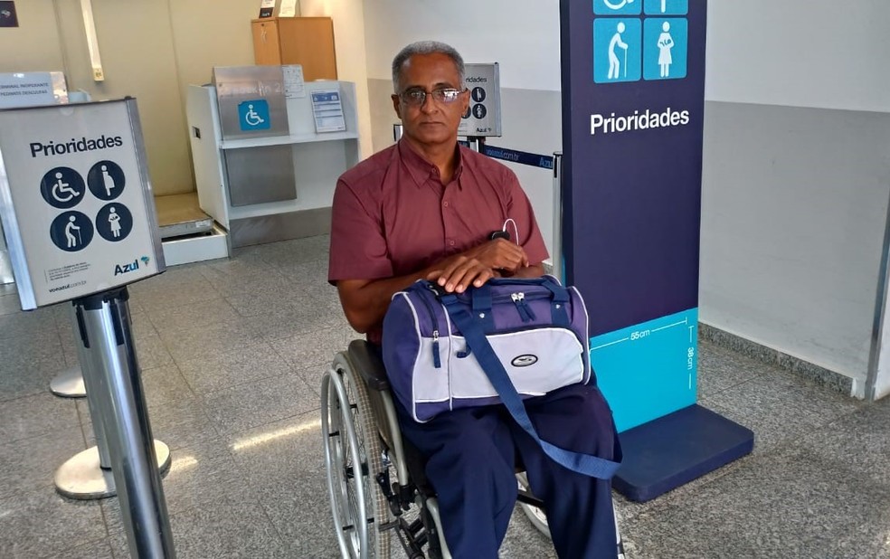 Cadeirante saiu de Berilo para pegar avião em Montes Claros — Foto: Michele Carvalho / Inter TV