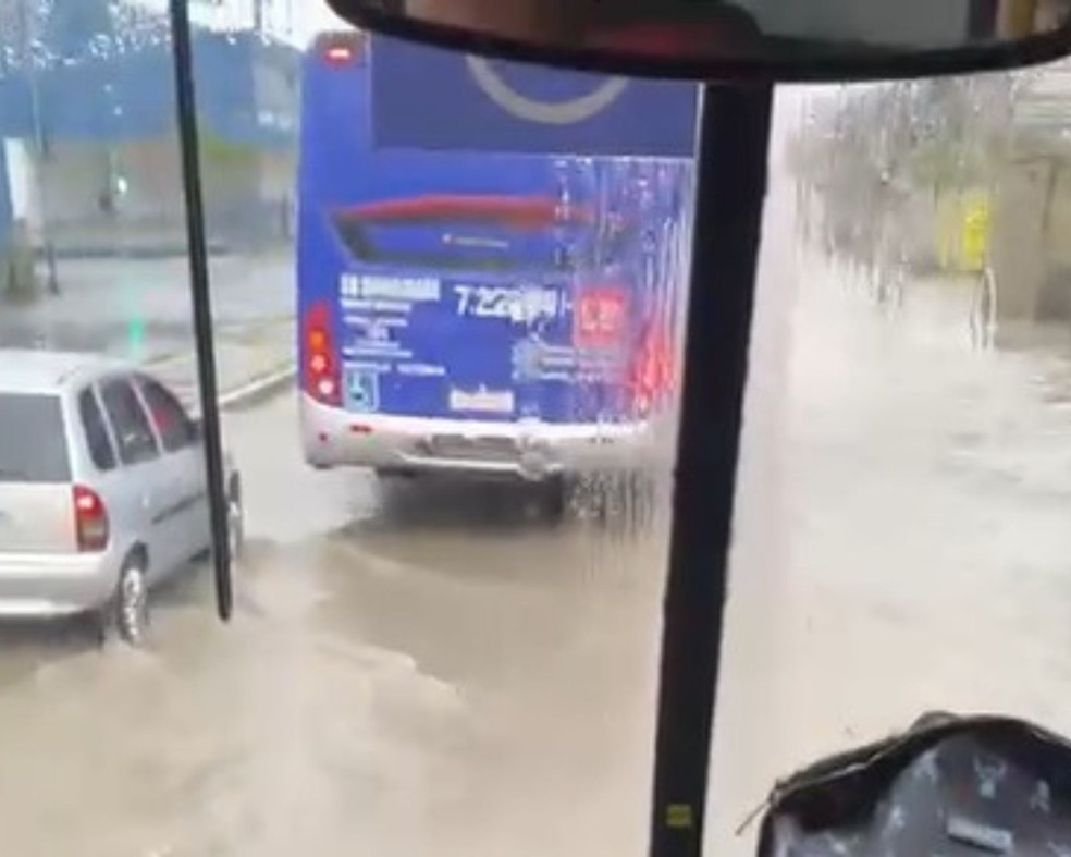 Chuva causa alagamento em avenida de Santos, SP — Foto: Márcia Souza