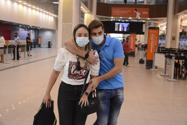 Caio Afiune e a noiva, Waléria Mota, em aeroporto (Foto: Webert Belicio/AgNews)