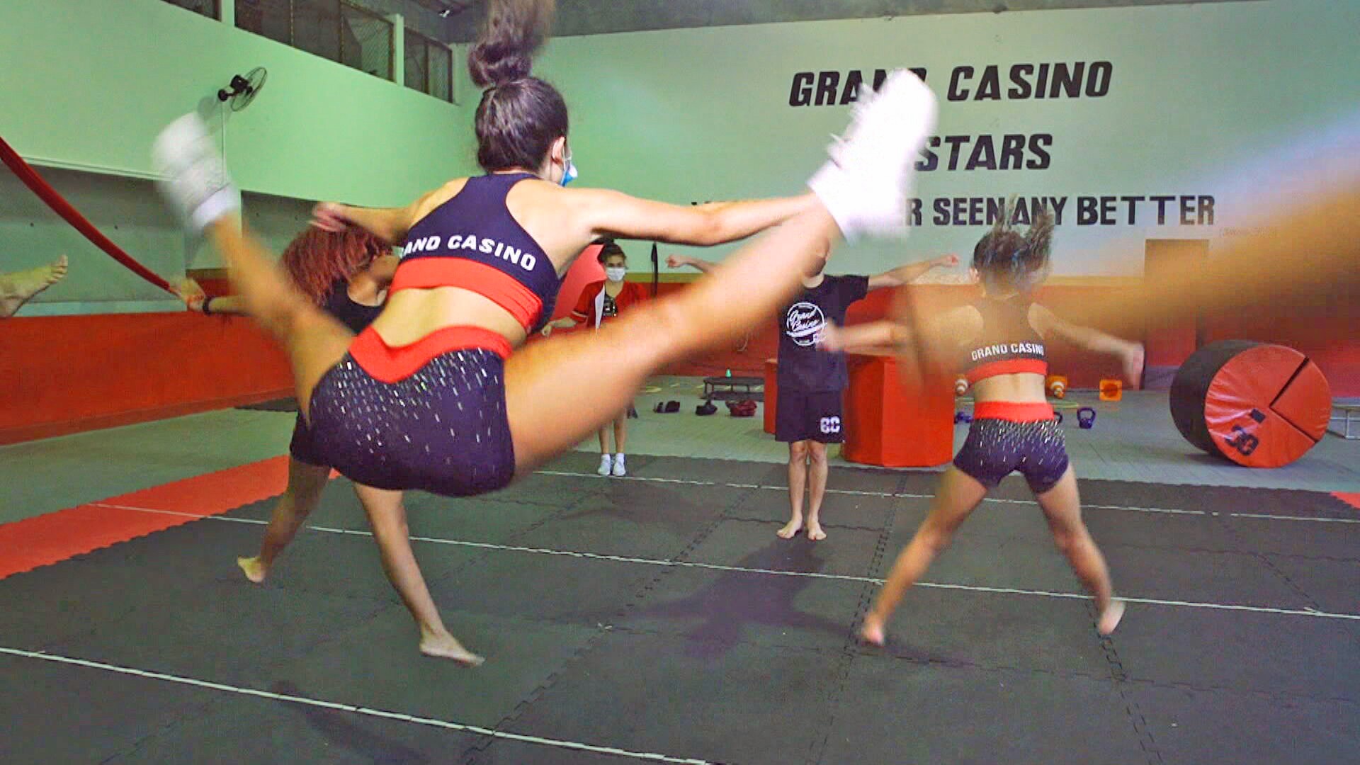 Projeto treina crianças e adolescentes de comunidades do Rio para serem líderes de torcida