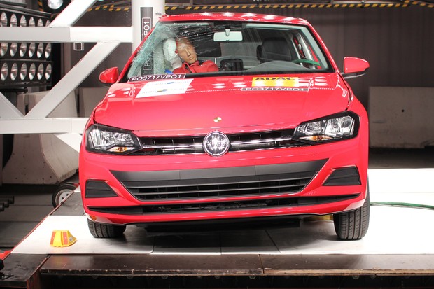 Volkswagen Polo no crash test de poste do Latin NCAP (Foto: Divulgação)