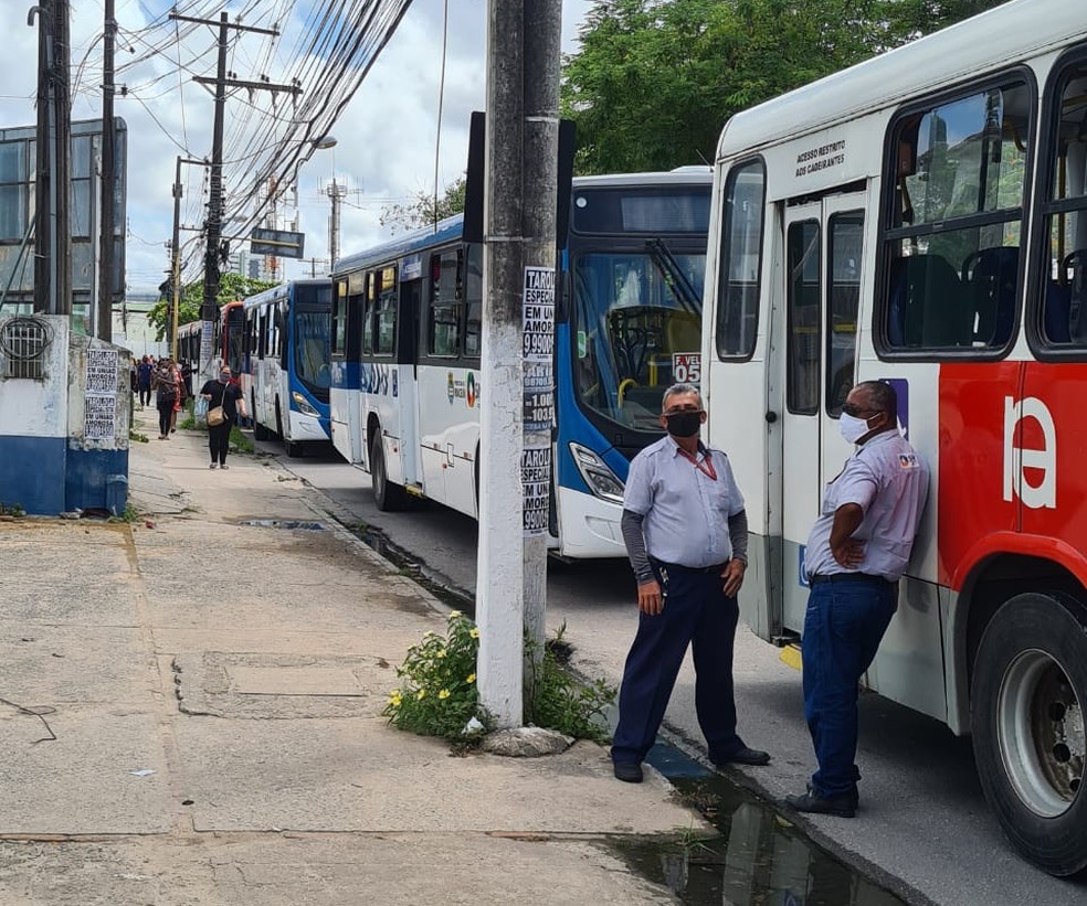 Rodoviários param ônibus no Farol em protesto por melhorias salariais — Foto: Assessoria