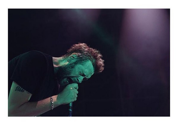 O músico Tom Meighan em show do Kasabian (Foto: Instagram)