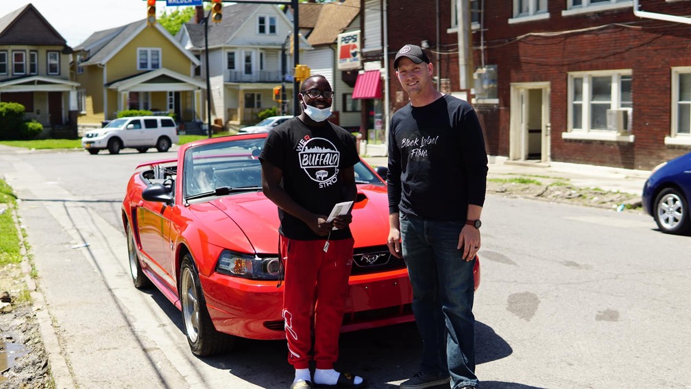 Antonio Gwrynn ( esquerda) ganhou um Mustang de Matt Block  Foto: ReproduoFacebook