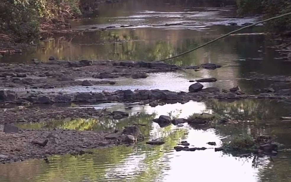 Rio Meia Ponte sofre com a redução do nível por conta do longo período de estiagem — Foto: Reprodução/TV Anhanguera