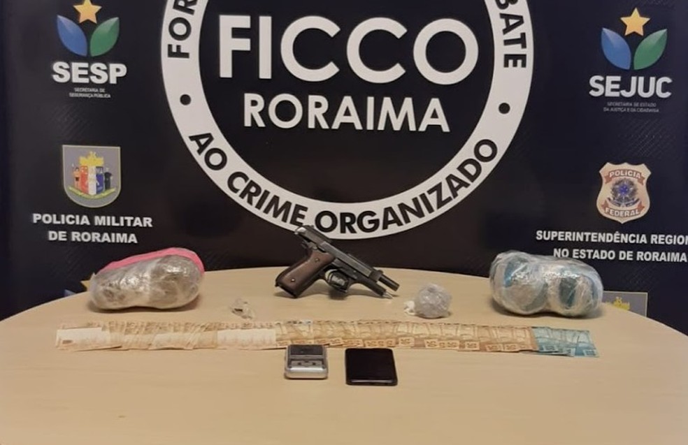Drogas, arma e quantia de dinheiro apreendida pela polícia — Foto: Ficco/Divulgação