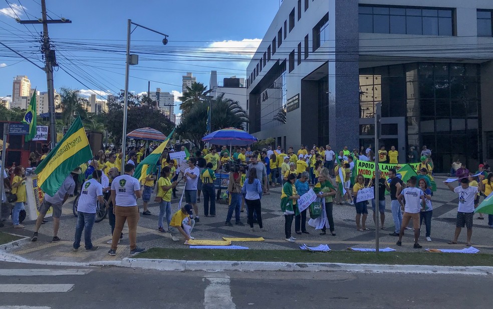Manifestantes em frente à sede da Polícia Federal em Goiânia, Goiás — Foto: Vitor Santana/G1