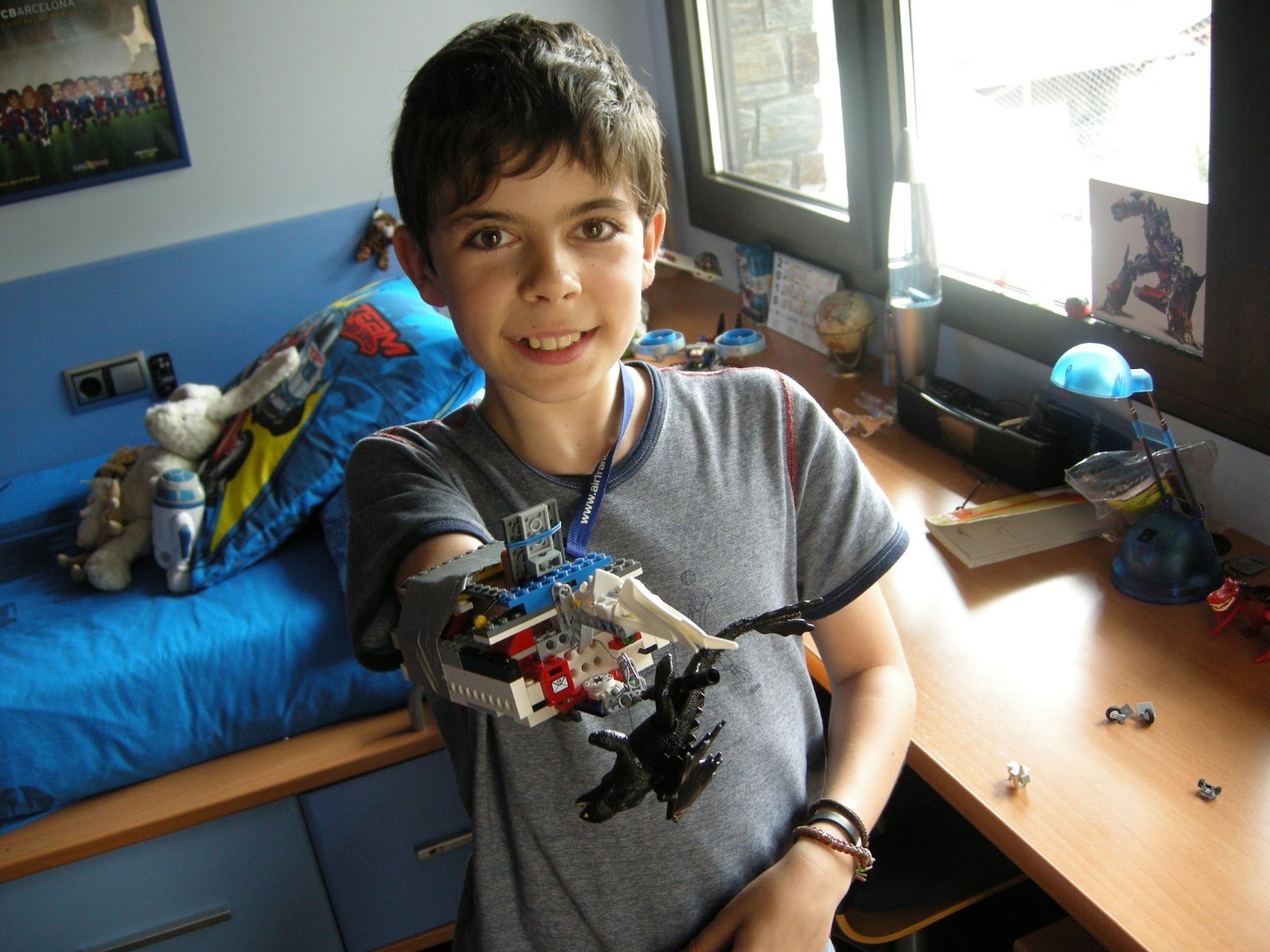 David Aguilar quando criança acompanhado de suas criações de Lego  (Foto: Pau Fabregat/National Géographic)