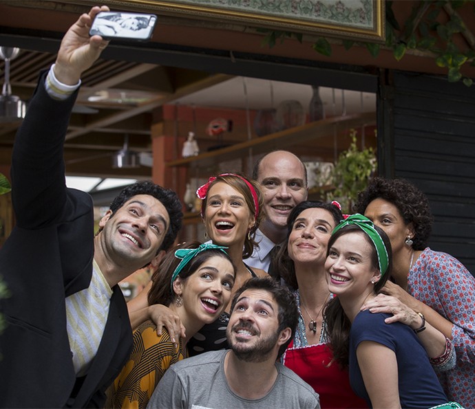 Selfie, tem que ter! Juntou todo mundo para aparecer na foto do João nos bastidores da inauguração da Cantinha da Tancinha  (Foto: Ellen Soares/Gshow)